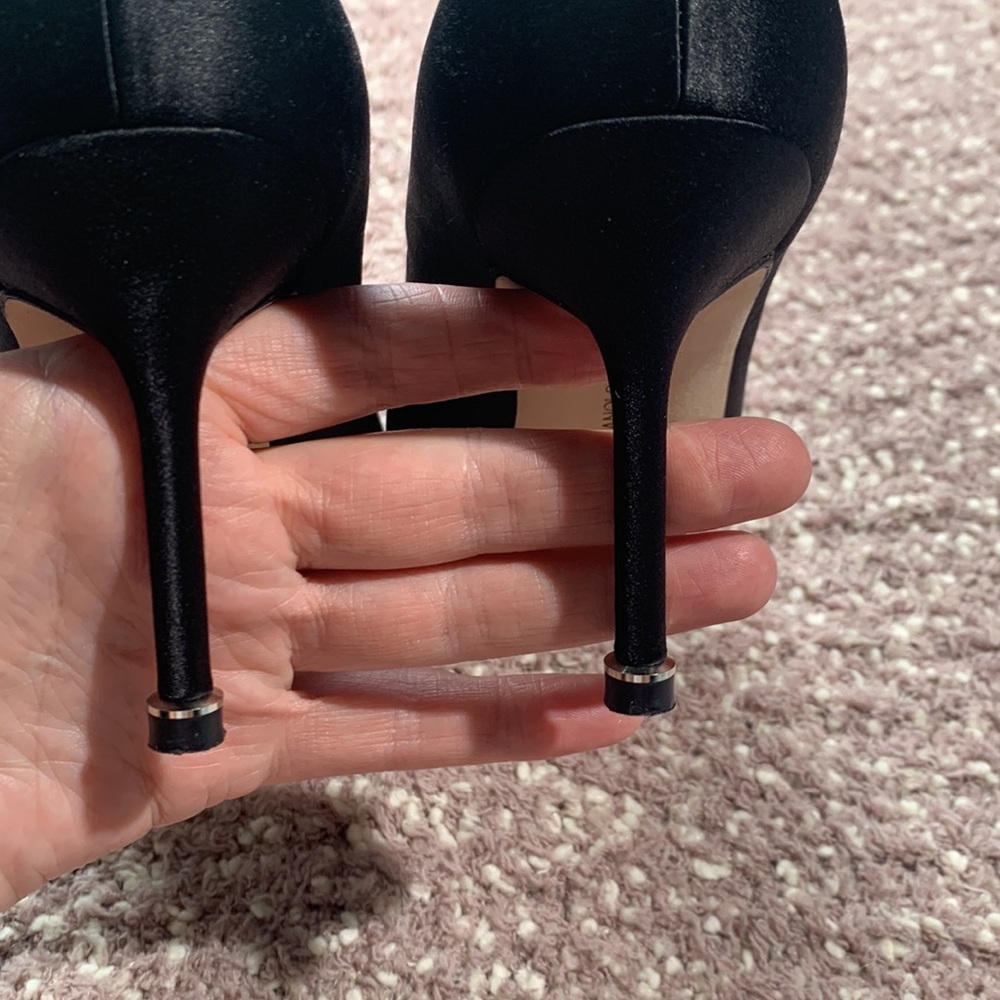 MANOLO BLAHNIK
Hangisi 70mm Pump - Picture 11 of 15